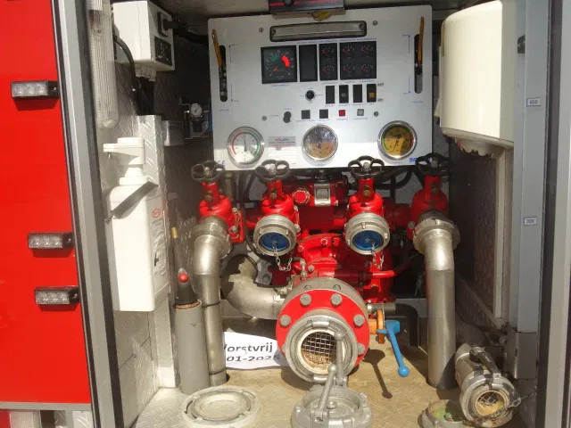 MAN LE 220C GODIVA POMP 2000 LITER TANK,MANUAL GEARBOX - Fire truck: picture 4 MAN LE 220C GODIVA POMP 2000 LITER TANK,MANUAL GEARBOX - Fire truck: picture 4