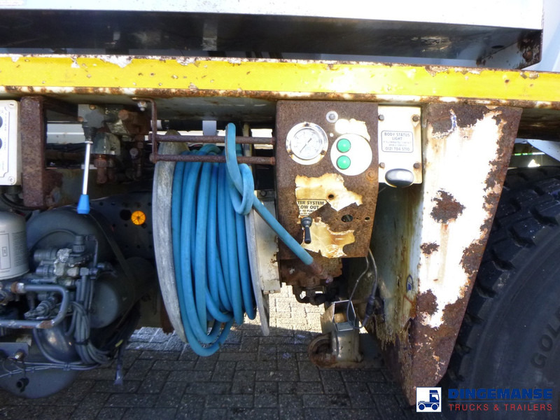Vacuum truck Mercedes-Benz Econic 1824 4x2 Whale vacuum tank 8.1 m3: picture 12