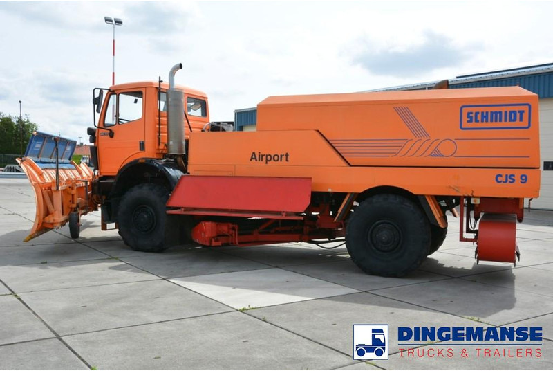Mercedes-Benz SK 2031 4x4x4 Schmidt CJS9 airport sweeper snow plough - Snow removal vehicle: picture 2 Mercedes-Benz SK 2031 4x4x4 Schmidt CJS9 airport sweeper snow plough - Snow removal vehicle: picture 2