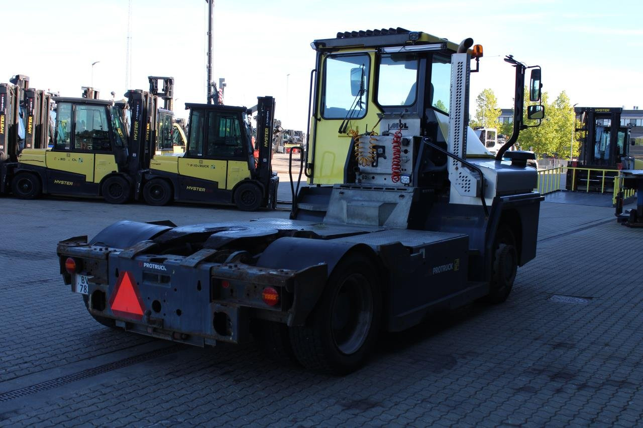 MOL RM255 4X4 - Terminal tractor: picture 3 MOL RM255 4X4 - Terminal tractor: picture 3