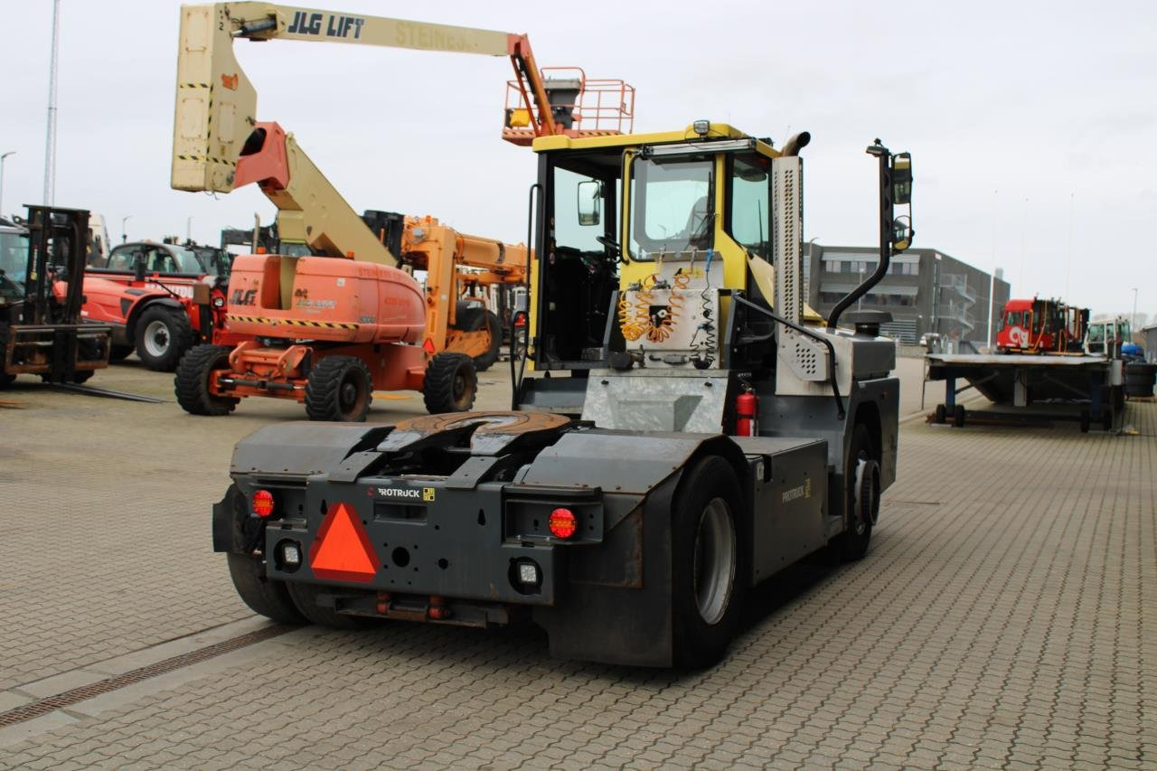 MOL RM255 4X4 - Terminal tractor: picture 3 MOL RM255 4X4 - Terminal tractor: picture 3