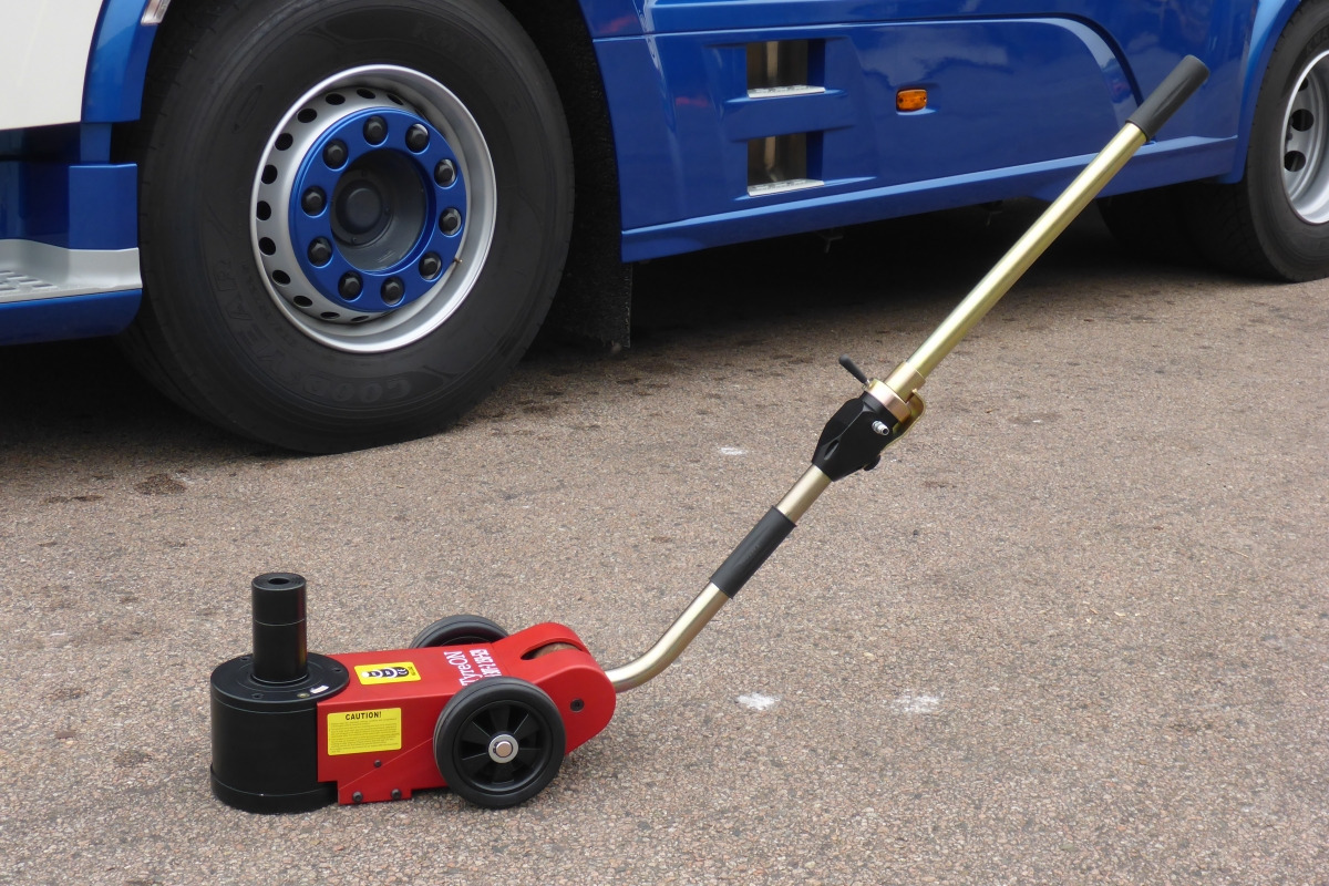 TPH30T-2M Air hydraulic jack 30 Tons - Minimum height 15 cm - portable (24 kg) - Workshop equipment: picture 3 TPH30T-2M Air hydraulic jack 30 Tons - Minimum height 15 cm - portable (24 kg) - Workshop equipment: picture 3