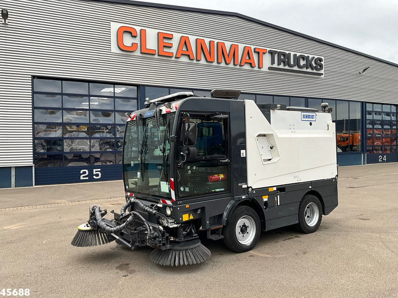 Schmidt Cleango Compact 500 Euro 6 with 3-rd brush Just 41.050 km! - Road sweeper: picture 3 Schmidt Cleango Compact 500 Euro 6 with 3-rd brush Just 41.050 km! - Road sweeper: picture 3