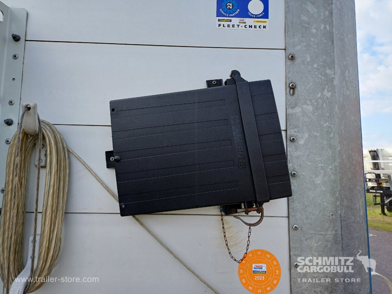 SCHMITZ Auflieger Curtainsider Standard Forklift holder - Curtainsider semi-trailer: picture 3 SCHMITZ Auflieger Curtainsider Standard Forklift holder - Curtainsider semi-trailer: picture 3