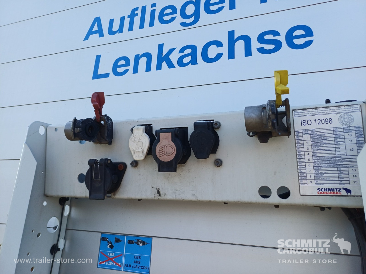 SCHMITZ Auflieger Curtainsider Standard Forklift holder - Curtainsider semi-trailer: picture 2 SCHMITZ Auflieger Curtainsider Standard Forklift holder - Curtainsider semi-trailer: picture 2