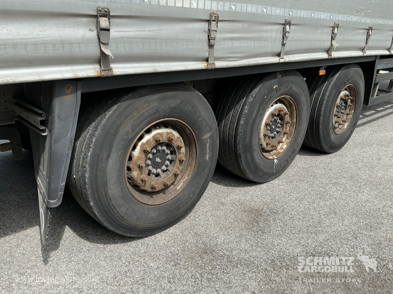 SCHMITZ Curtainsider Standard Taillift - Curtainsider semi-trailer: picture 2 SCHMITZ Curtainsider Standard Taillift - Curtainsider semi-trailer: picture 2
