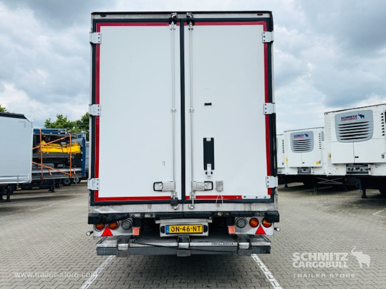 Isothermal semi-trailer SCHMITZ Oplegger Vries Multitemp Taillift: picture 12