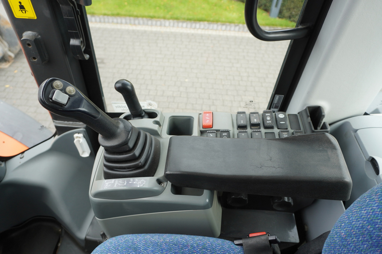 Wheel loader HITACHI ZW220 articulated loader / 2 buckets: picture 26 Wheel loader HITACHI ZW220 articulated loader / 2 buckets: picture 26