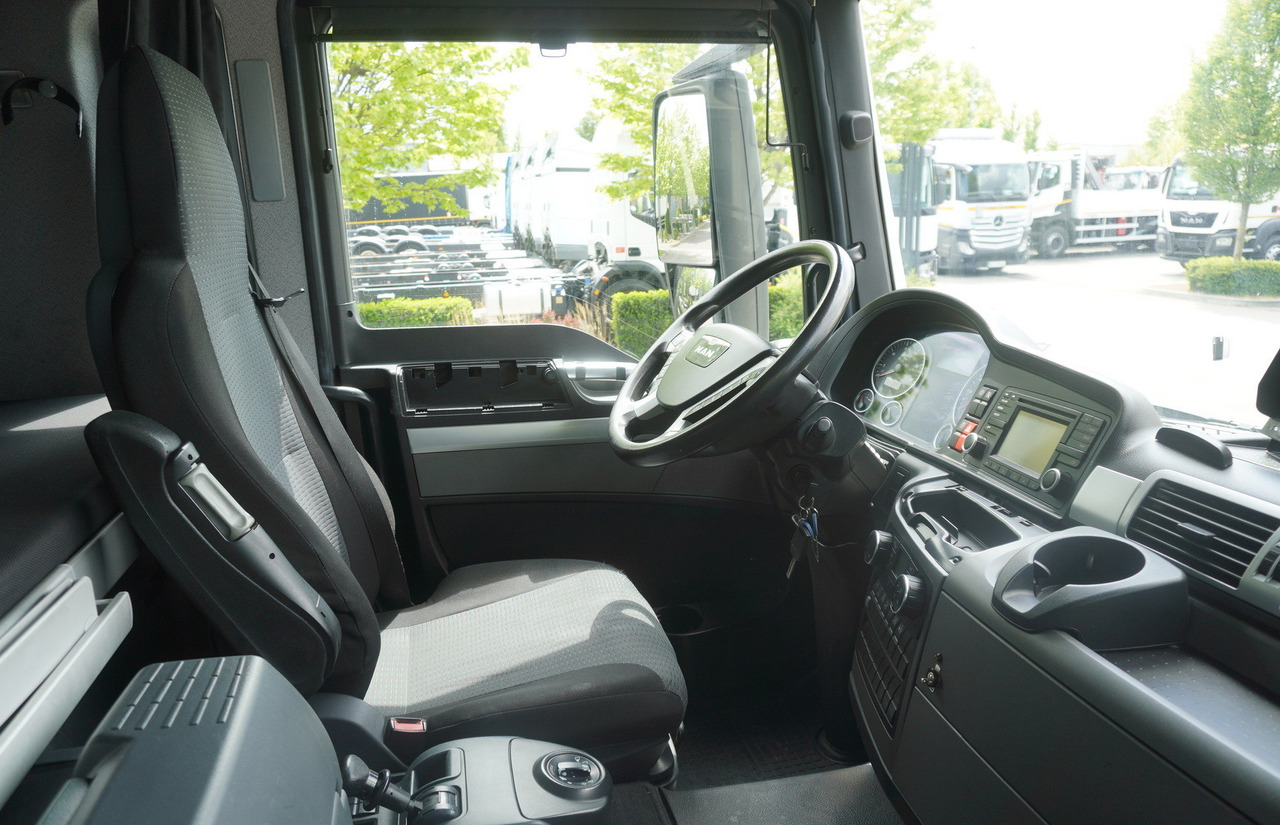 Curtainsider truck MAN TGS 18.440 / 19 EPAL curtainsider / Sleeper cab: picture 26 Curtainsider truck MAN TGS 18.440 / 19 EPAL curtainsider / Sleeper cab: picture 26