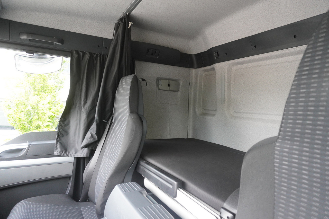 Curtainsider truck MAN TGS 18.440 / 19 EPAL curtainsider / Sleeper cab: picture 23 Curtainsider truck MAN TGS 18.440 / 19 EPAL curtainsider / Sleeper cab: picture 23