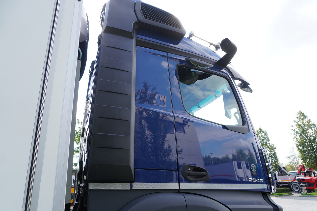 Refrigerator truck MERCEDES-BENZ Actros 2546 / Lecapitaine refrigerator 20 EPAL / Multitemperature / Carrier Supra 1150 MT: picture 15 Refrigerator truck MERCEDES-BENZ Actros 2546 / Lecapitaine refrigerator 20 EPAL / Multitemperature / Carrier Supra 1150 MT: picture 15