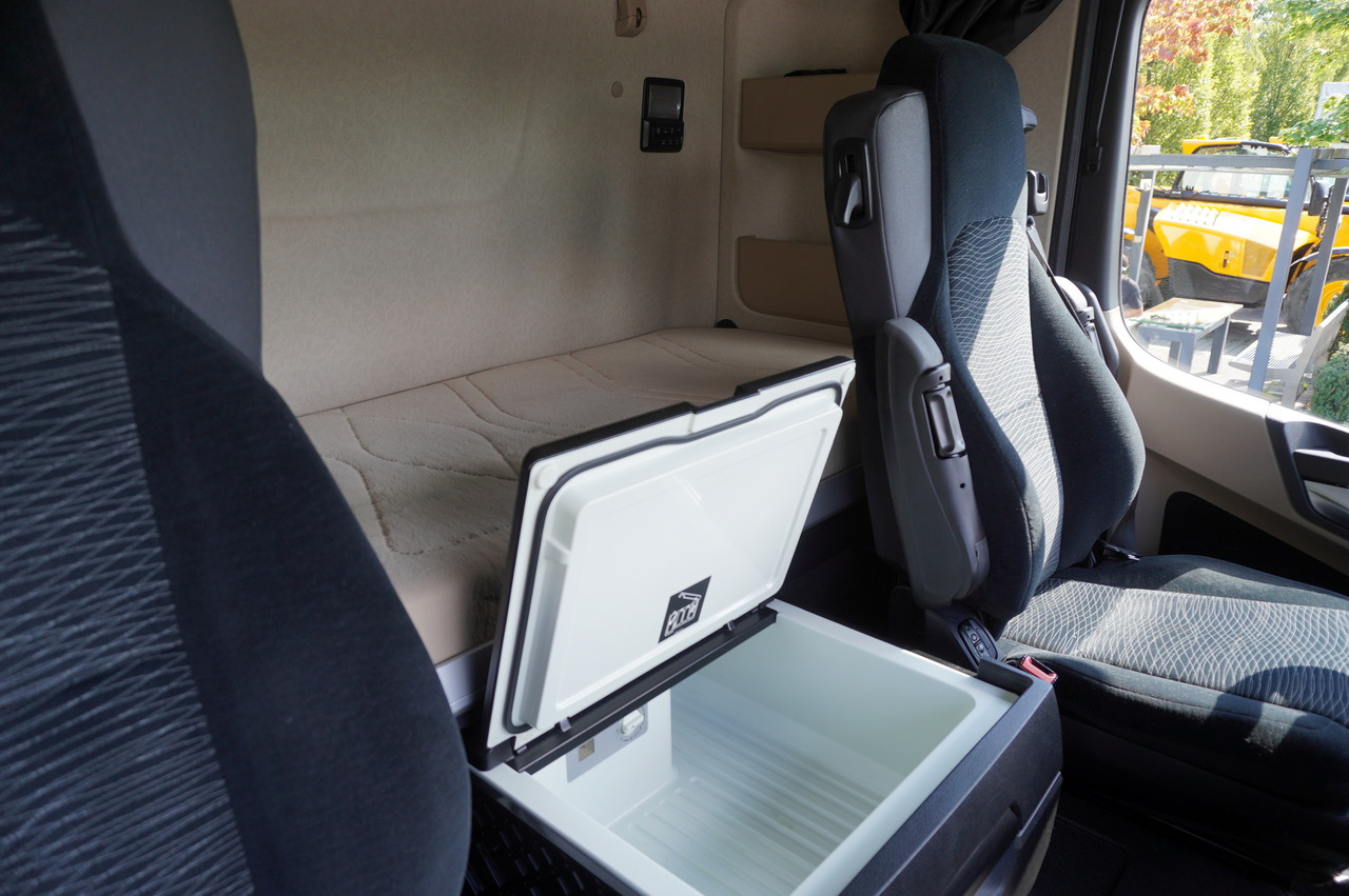 Refrigerator truck MERCEDES-BENZ Actros 2546 / Lecapitaine refrigerator 20 EPAL / Multitemperature / Carrier Supra 1150 MT: picture 25 Refrigerator truck MERCEDES-BENZ Actros 2546 / Lecapitaine refrigerator 20 EPAL / Multitemperature / Carrier Supra 1150 MT: picture 25