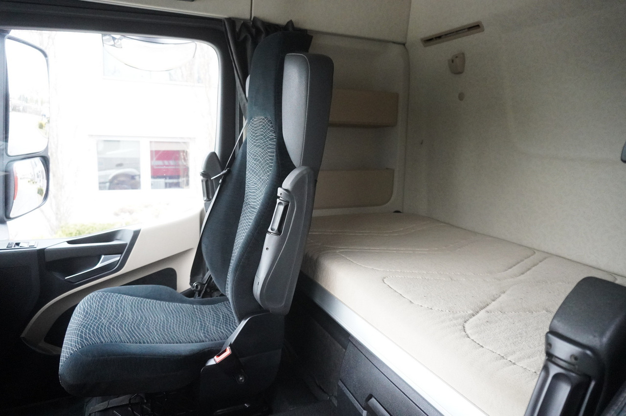 Dropside/ Flatbed truck MERCEDES-BENZ Actros 3563 8x4 / Tipper for grain 20 t load capacity: picture 32