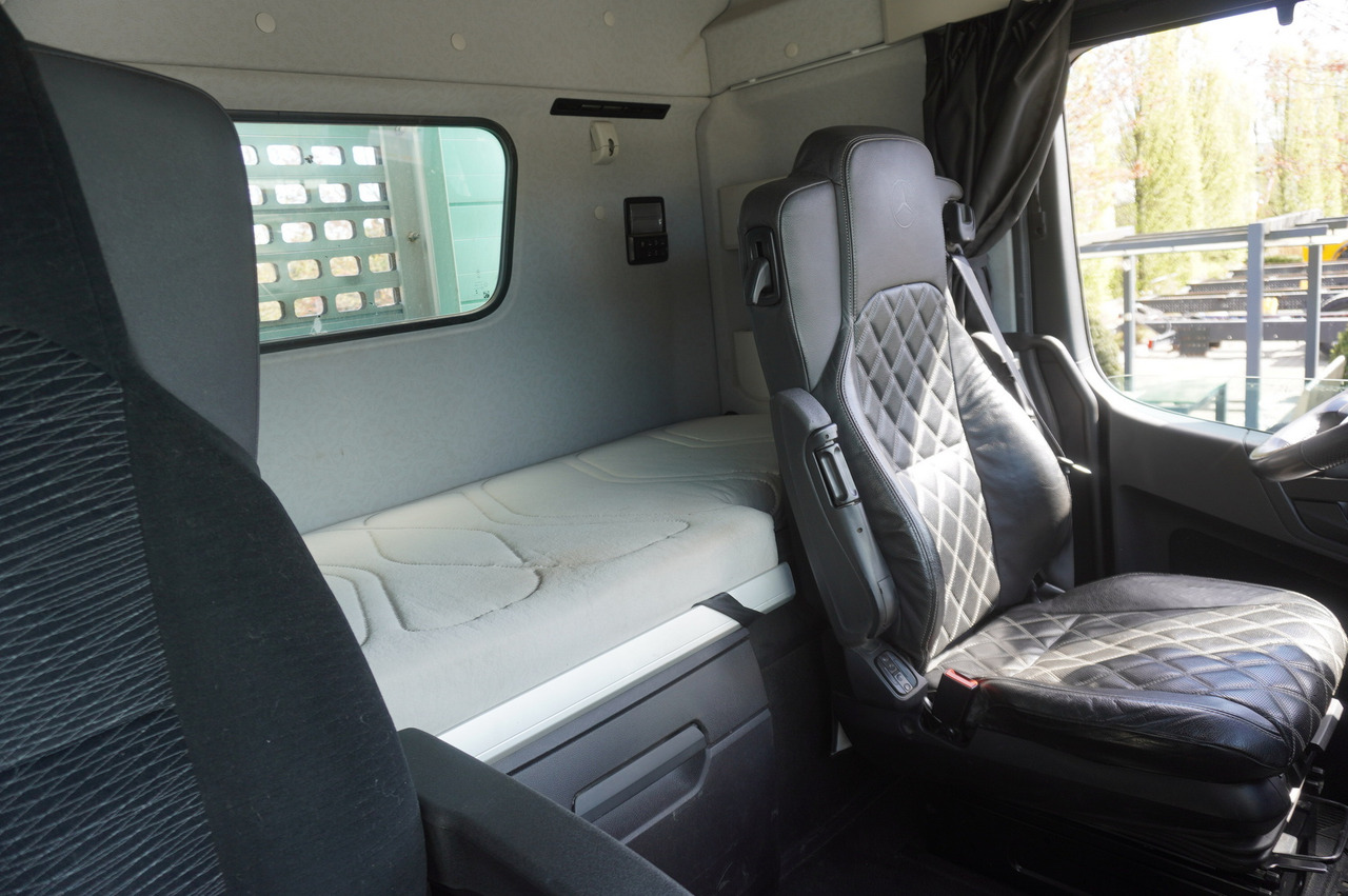 Crane truck for transportation of timber Mercedes-Benz Arocs 3563 8 × 4 / 630 HP / steered axle / Logging superstructure: picture 25 Crane truck for transportation of timber Mercedes-Benz Arocs 3563 8 × 4 / 630 HP / steered axle / Logging superstructure: picture 25