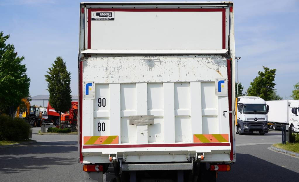 RENAULT D12 E6 / Container 18 pallets / tail lift - Box truck: picture 4 RENAULT D12 E6 / Container 18 pallets / tail lift - Box truck: picture 4