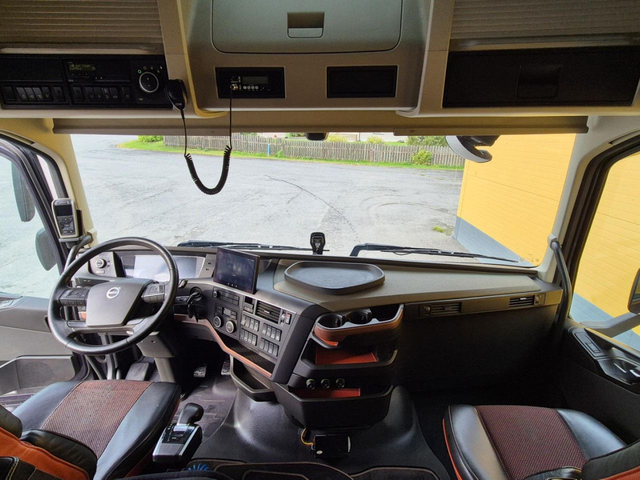 Log truck for transportation of timber VOLVO FH 750 8x4 / 2 lifted axles / timber truck: picture 13