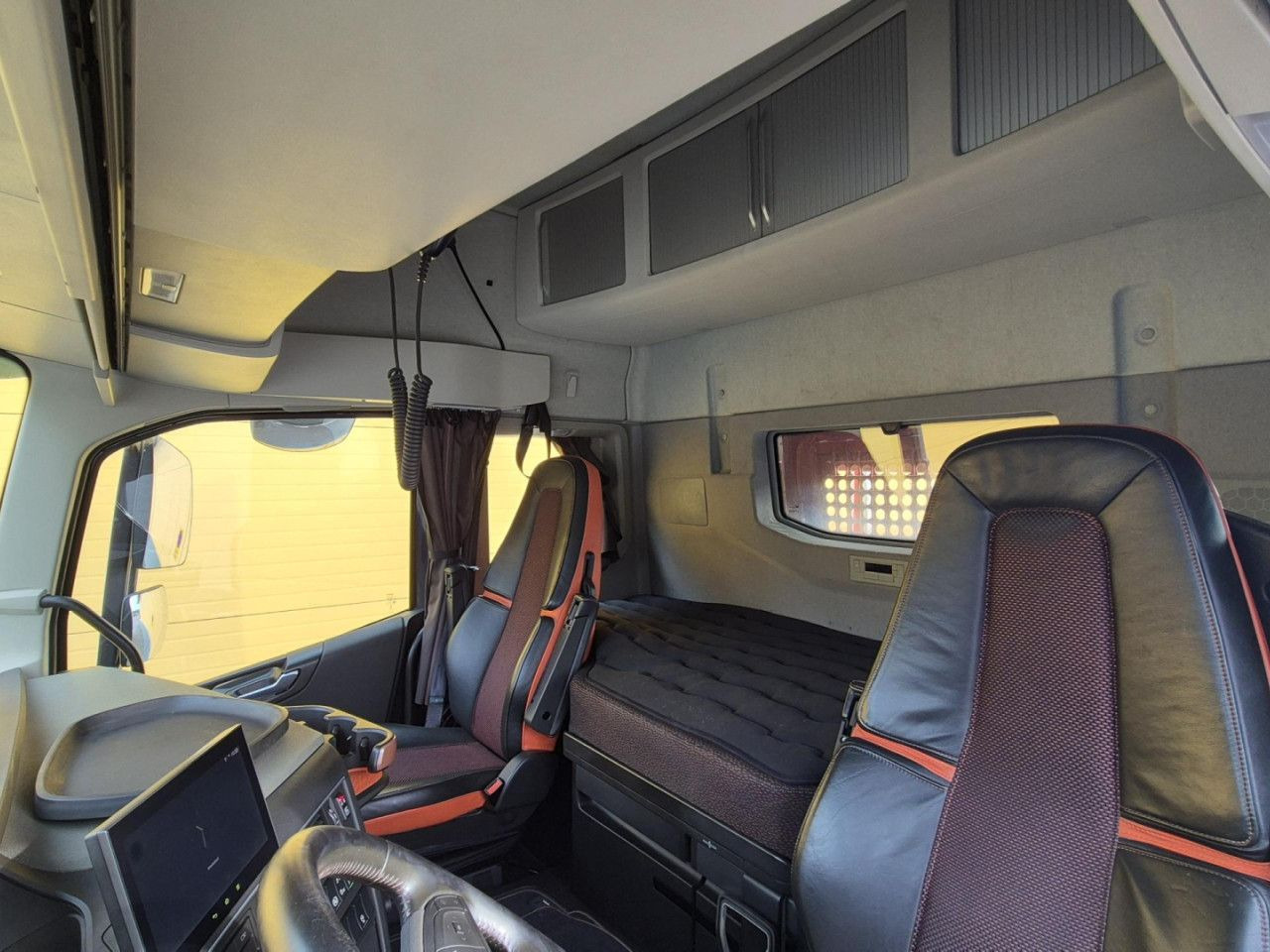 Log truck for transportation of timber VOLVO FH 750 8x4 / 2 lifted axles / timber truck: picture 12