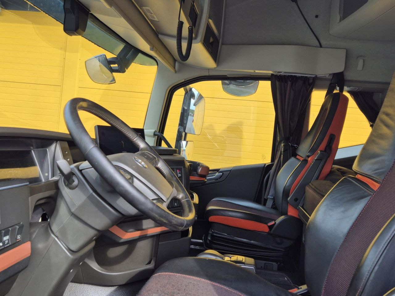 Log truck for transportation of timber VOLVO FH 750 8x4 / 2 lifted axles / timber truck: picture 11