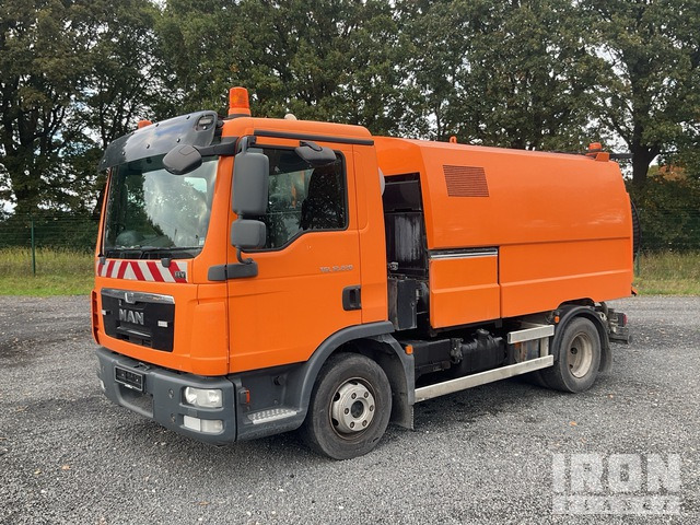 2013 MAN TGL12.220 2013 Faun ViaJet 5R-HS on Kehrmaschine - Road sweeper: picture 1 2013 MAN TGL12.220 2013 Faun ViaJet 5R-HS on Kehrmaschine - Road sweeper: picture 1