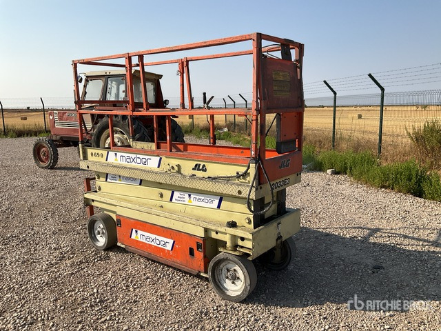 2001 JLG 2033E3 Electric Scissor Lift - Scissor lift: picture 2 2001 JLG 2033E3 Electric Scissor Lift - Scissor lift: picture 2