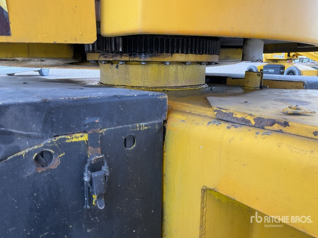 2006 Haulotte HA12IP 2WD Electric Articulating Boom Lift - Articulated boom: picture 4 2006 Haulotte HA12IP 2WD Electric Articulating Boom Lift - Articulated boom: picture 4