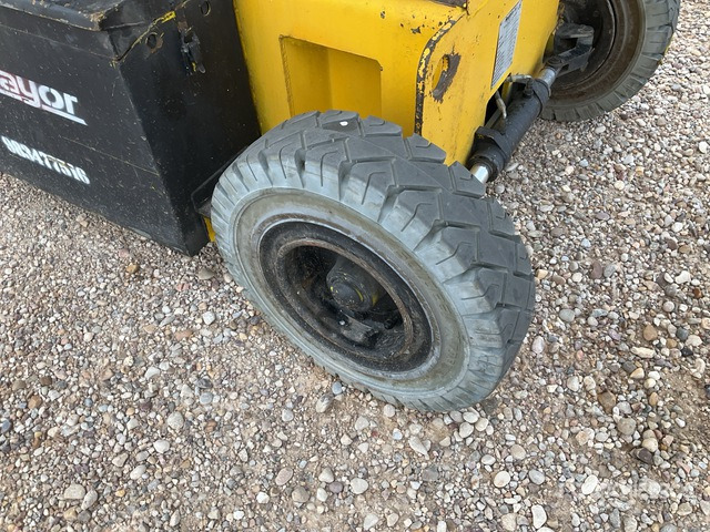 2006 Haulotte HA12IP 2WD Electric Articulating Boom Lift - Articulated boom: picture 5 2006 Haulotte HA12IP 2WD Electric Articulating Boom Lift - Articulated boom: picture 5