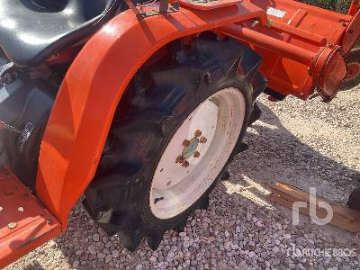 Farm tractor KUBOTA 4WD Quantity of (2): picture 42