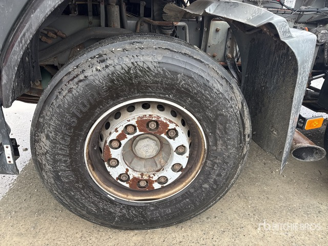 2003 Volvo FM12 8x2 Roll-Off Truck - Hook lift truck: picture 5 2003 Volvo FM12 8x2 Roll-Off Truck - Hook lift truck: picture 5