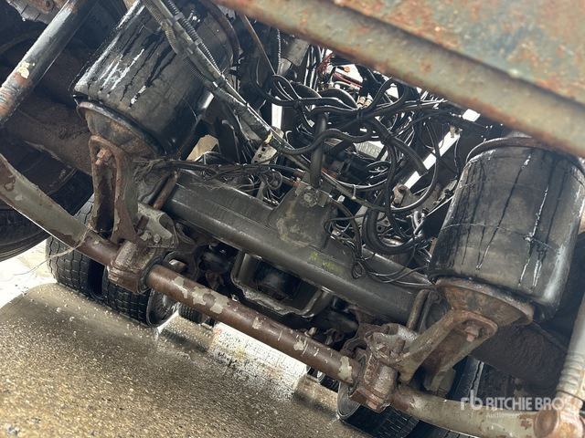 2003 Volvo FM12 8x2 Roll-Off Truck - Hook lift truck: picture 4 2003 Volvo FM12 8x2 Roll-Off Truck - Hook lift truck: picture 4