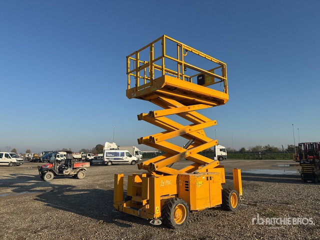 2016 Genie GS-3369RT Diesel Scissor Lift - Scissor lift: picture 3 2016 Genie GS-3369RT Diesel Scissor Lift - Scissor lift: picture 3