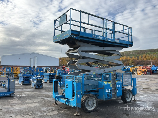 2007 Genie GS4390 4x4 Diesel Scissor Lift - Scissor lift: picture 2 2007 Genie GS4390 4x4 Diesel Scissor Lift - Scissor lift: picture 2