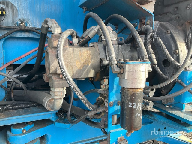 2010 Genie Z135/70 4WD Diesel Articulating Boom Lift - Articulated boom: picture 5 2010 Genie Z135/70 4WD Diesel Articulating Boom Lift - Articulated boom: picture 5