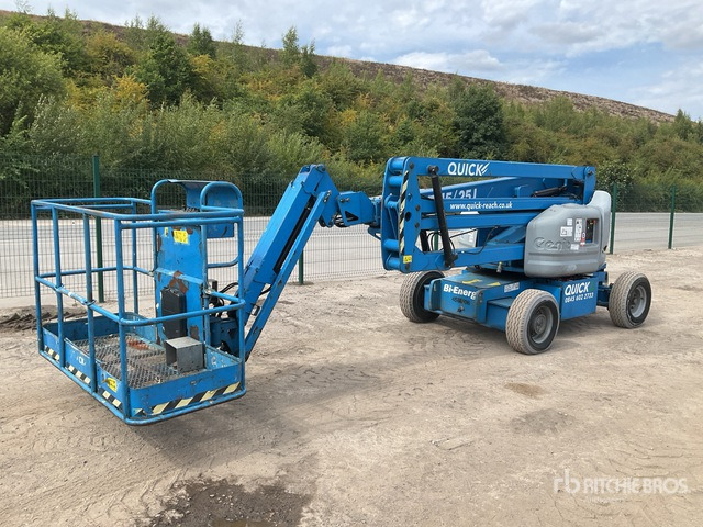 2011 Genie Z45/28 2WD Hybrid Articulating Boom Lift - Articulated boom: picture 1 2011 Genie Z45/28 2WD Hybrid Articulating Boom Lift - Articulated boom: picture 1