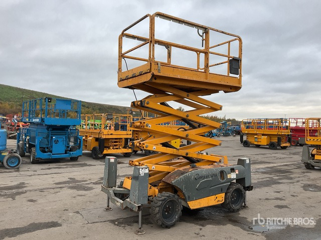 2014 Haulotte Compact 12DX 4x4 Diesel Scissor Lift - Scissor lift: picture 2 2014 Haulotte Compact 12DX 4x4 Diesel Scissor Lift - Scissor lift: picture 2