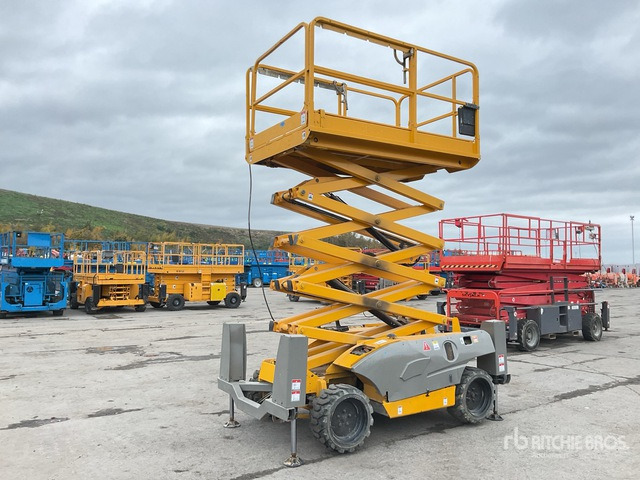 2015 Haulotte Compact 12DX 4x4 Diesel Scissor Lift - Scissor lift: picture 1 2015 Haulotte Compact 12DX 4x4 Diesel Scissor Lift - Scissor lift: picture 1