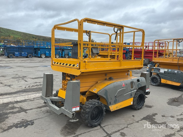 2015 Haulotte Compact 12DX 4x4 Diesel Scissor Lift - Scissor lift: picture 3 2015 Haulotte Compact 12DX 4x4 Diesel Scissor Lift - Scissor lift: picture 3