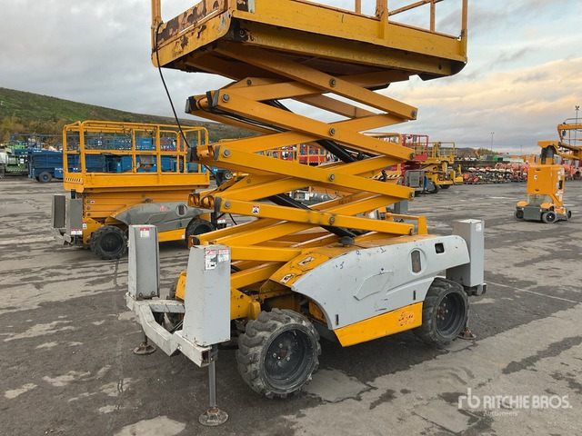 2015 Haulotte Compact 12DX 4x4 Diesel Scissor Lift - Scissor lift: picture 5 2015 Haulotte Compact 12DX 4x4 Diesel Scissor Lift - Scissor lift: picture 5