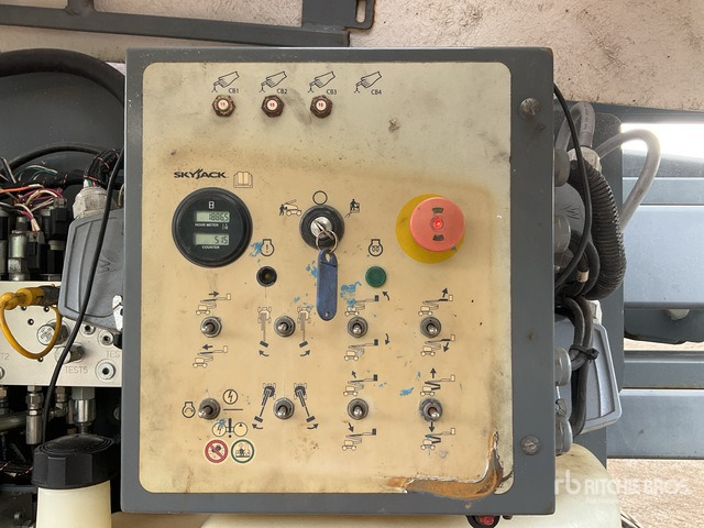 2015 Skyjack SJ51AJ 4WD Diesel Articulating Boom Lift - Articulated boom: picture 5 2015 Skyjack SJ51AJ 4WD Diesel Articulating Boom Lift - Articulated boom: picture 5