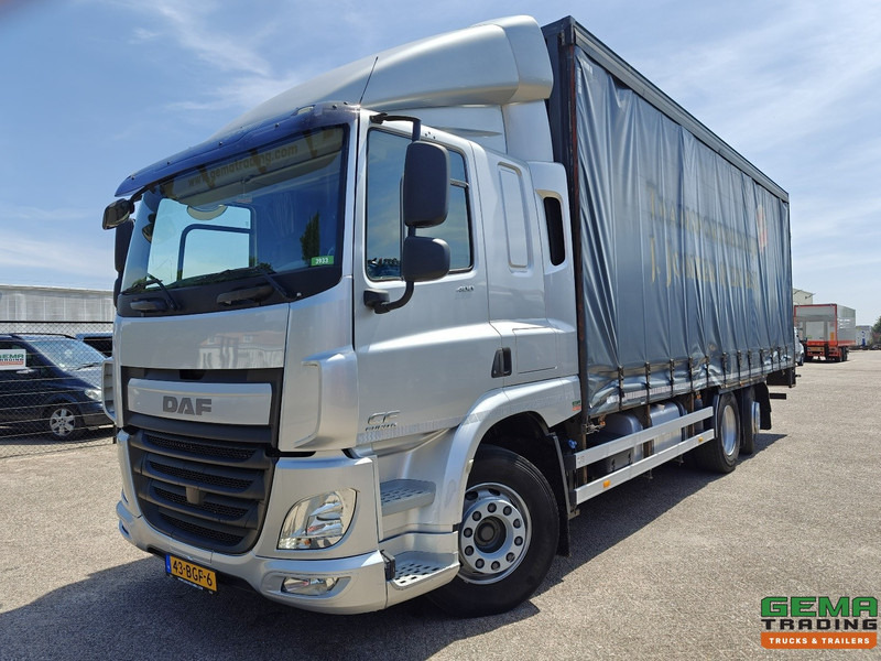 DAF CF 400 FAN 6x2/4 SpaceCab Euro6A - Schuifzeilenbak 7.7m + Laadklep 2000kg - HH Vloer - AanhangerKoppeling - Curtainsider truck: picture 1 DAF CF 400 FAN 6x2/4 SpaceCab Euro6A - Schuifzeilenbak 7.7m + Laadklep 2000kg - HH Vloer - AanhangerKoppeling - Curtainsider truck: picture 1