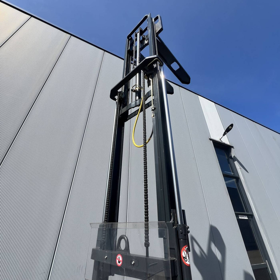 Linde L12 (379) - Stacker: picture 4 Linde L12 (379) - Stacker: picture 4