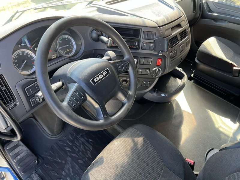 Interior photo 2: Tractor unit DAF XF 410 Space Cab Alcoa 634.000KM NEW ad-blue pump