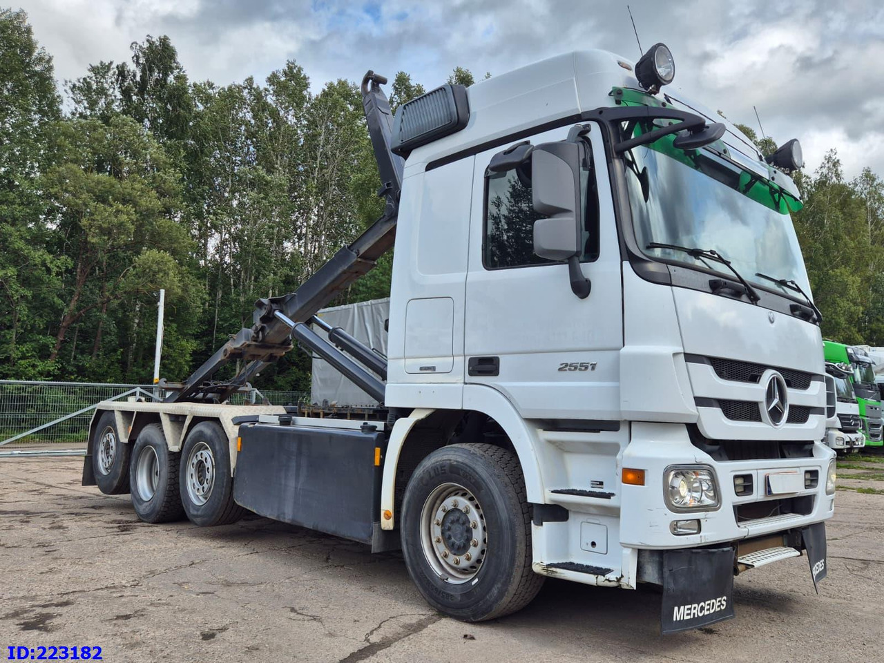 MERCEDES-BENZ Actros 2551 8x2 V8 Retarder - Hook lift truck: picture 4 MERCEDES-BENZ Actros 2551 8x2 V8 Retarder - Hook lift truck: picture 4