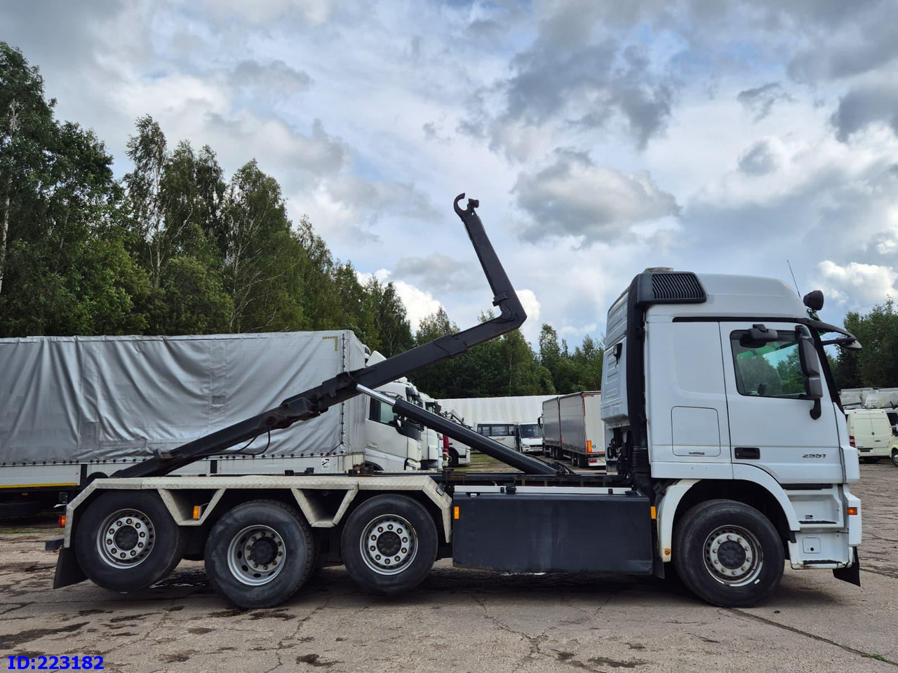 MERCEDES-BENZ Actros 2551 8x2 V8 Retarder - Hook lift truck: picture 5 MERCEDES-BENZ Actros 2551 8x2 V8 Retarder - Hook lift truck: picture 5