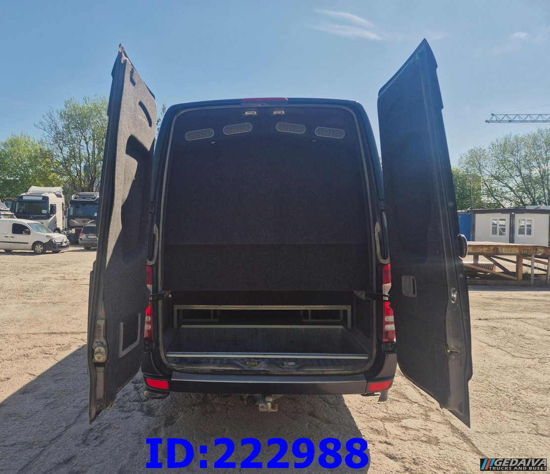 Coach MERCEDES-BENZ Sprinter 519 VIP - 17 Seater: picture 6