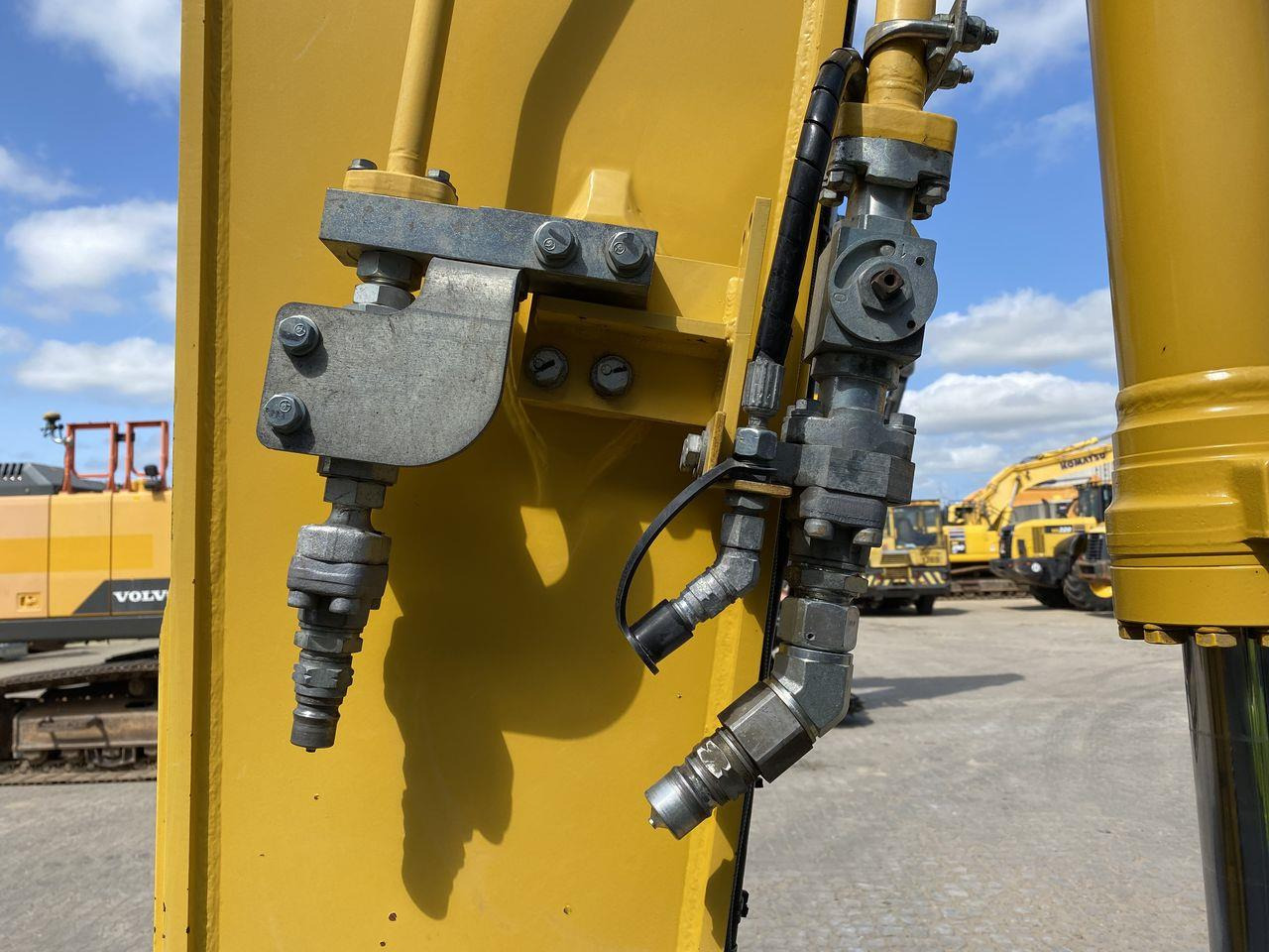 Crawler excavator Komatsu PC210LC-11: picture 10
