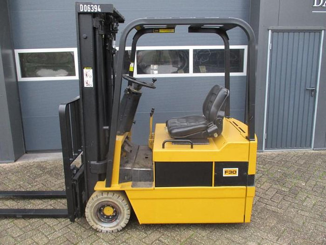 Electric forklift Caterpillar F30: picture 1