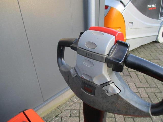 Pallet truck Toyota LWE 140: picture 6