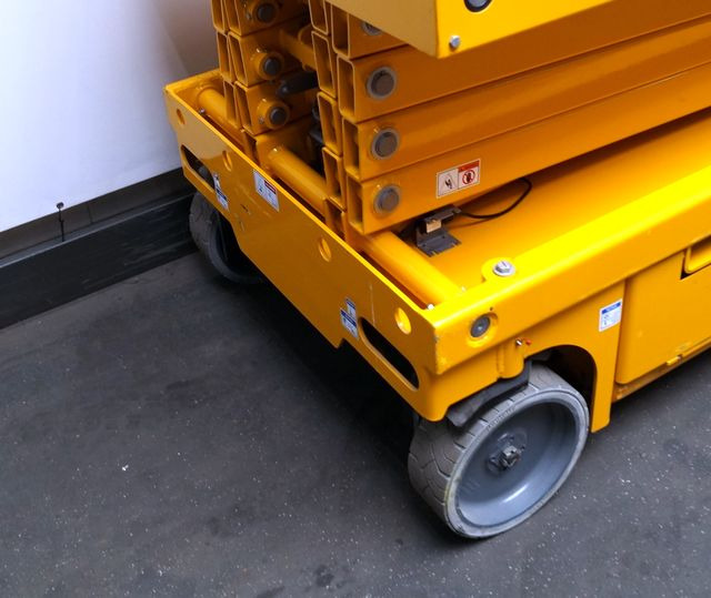 Haulotte Compact 12 - Scissor lift: picture 3 Haulotte Compact 12 - Scissor lift: picture 3