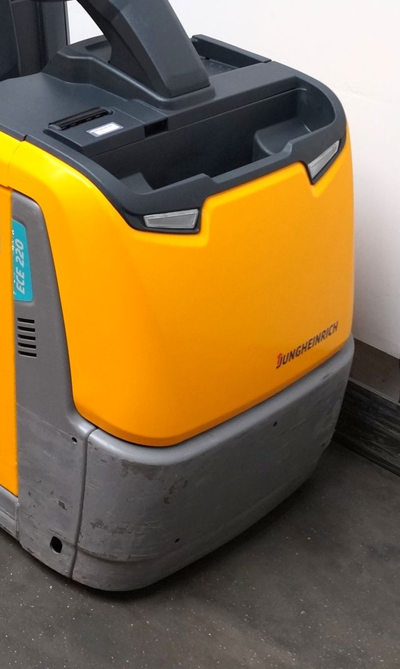 Jungheinrich ECE220 - Order picker: picture 4 Jungheinrich ECE220 - Order picker: picture 4
