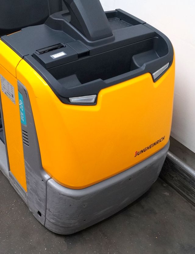 Jungheinrich ECE220 - Order picker: picture 4 Jungheinrich ECE220 - Order picker: picture 4